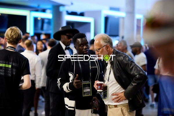 Ringside-Zone Face-Off