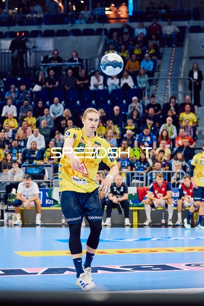 Juri Knorr von den Rhein Neckar Löwen wirft den Ball.