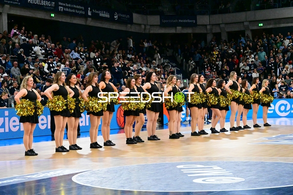Cheerleader-Formation mit Pompons