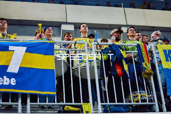 Fans unterstützen ihr Team mit Trommeln und Gesängen.