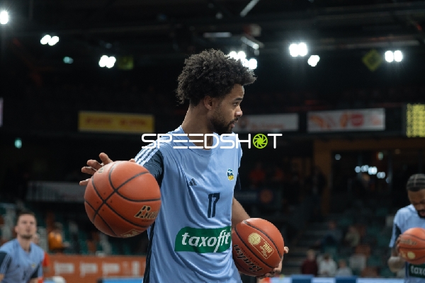 17; Rasta Vechta mit Ball