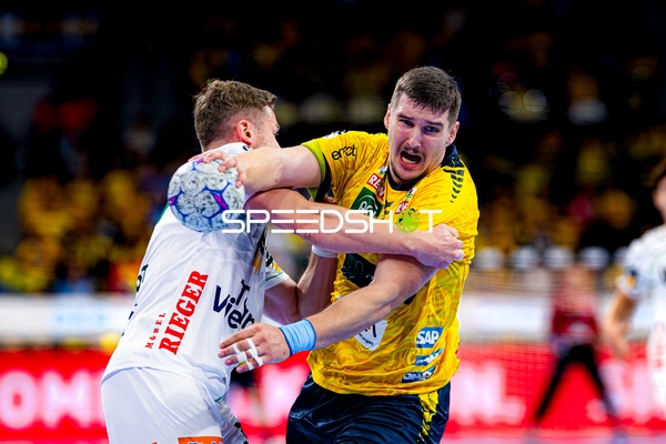 Halil Jaganjac (45; Rhein Neckar Löwen) im Zweikampf