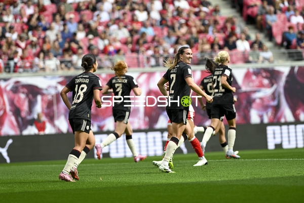 Spielerinnen laufen auf dem Feld