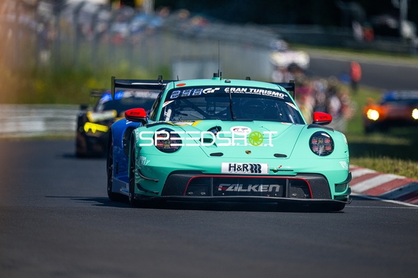Falken Motorsports Porsche auf der Rennstrecke