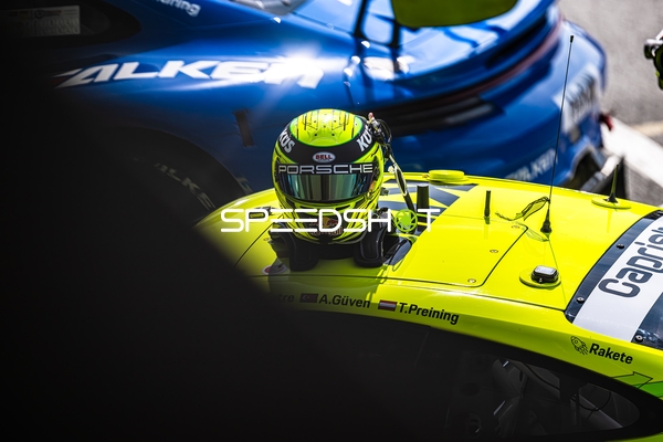 Rennhelm auf Porsche 911 GT3 R