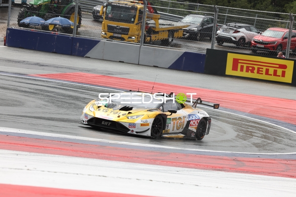 Rennfahrzeug auf nasser Strecke