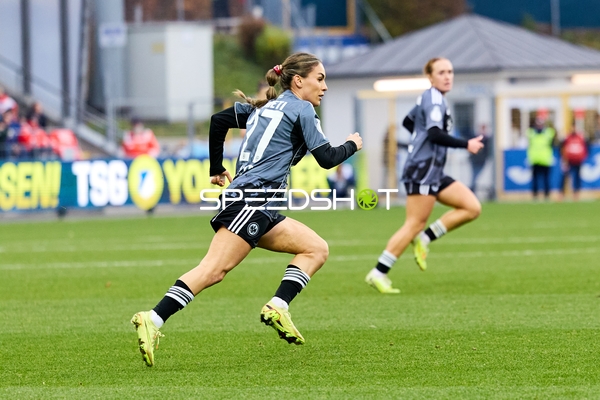 Spielszene mit Ereleta Memeti (27; Eintracht Frankfurt)