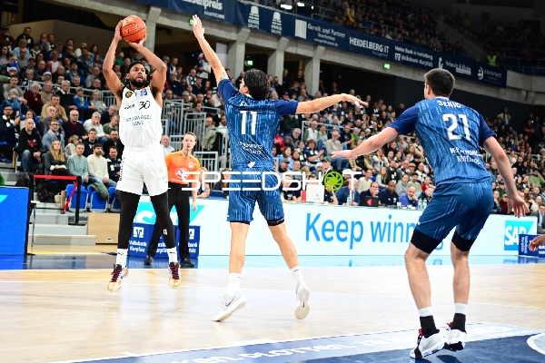 Chip Flanigan (30; Basketball Löwen Braunschweig) mit Wurfversuch gegen Erol Ersek (11; MLP Academics Heidelberg) und Mateo Seric (21; MLP Academics Heidelberg)