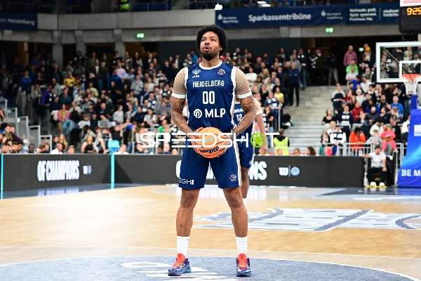 Marcus Weathers (00; MLP Academics Heidelberg) beim Freiwurf