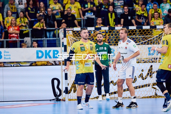 Spieler von Rhein Neckar Löwen und HSV Hamburg kämpfen um die Kontrolle des Balls vor dem Tor.