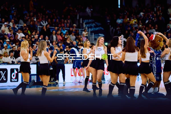 Cheerleader-Auftritt auf dem Spielfeld