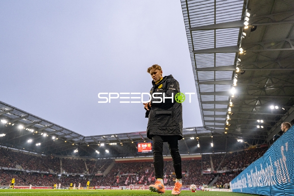 Daniel Svensson (24; Borussia Dortmund) am Spielfeldrand