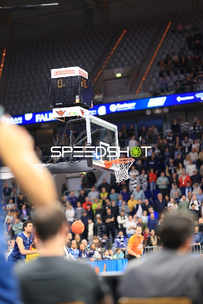 Spielaktion mit Michael Weathers (20; MLP Academics Heidelberg) und Christoph Philipps (10; Frankfurt Skyliners)