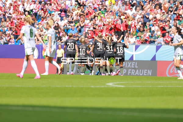 Spielerinnen feiern Tor