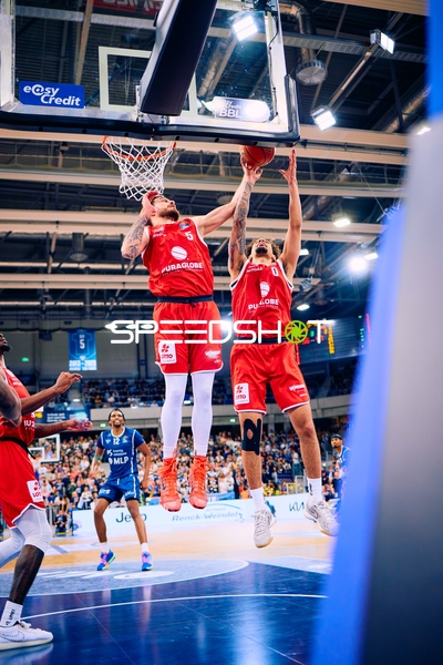 Intensiver Kampf um den Ball unter dem Korb