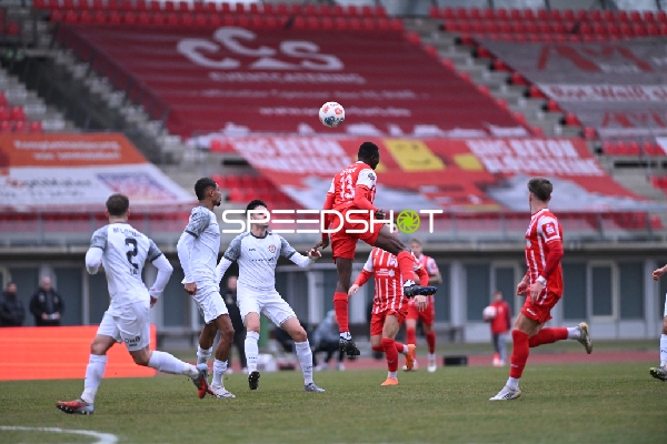 Kopfball-Duell im Spiel