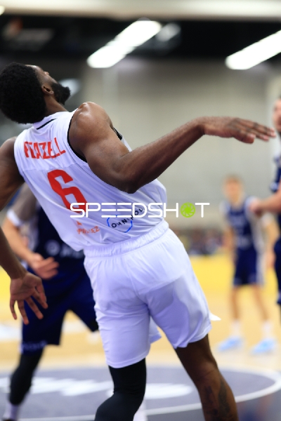 KeyShawn Feazell (6; Basketball Nymburg) im Zweikampf