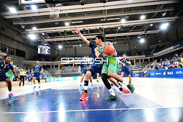 Zweikampf zwischen Eli Brooks (55; Gladiators Trier) und DJ Horne (0; MLP)