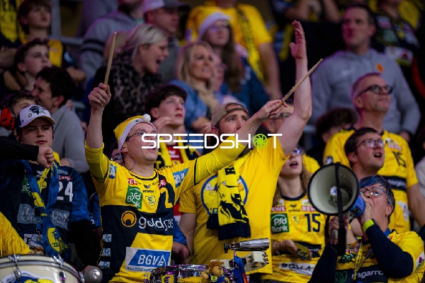 Fans in gelben Trikots mit Trommeln