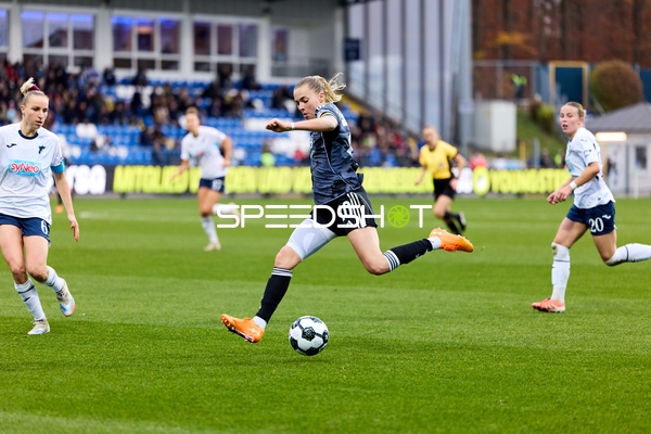 Ballaktion mit Laura Freigang (10; Eintracht Frankfurt)