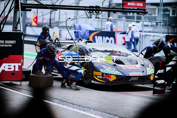 Rennfahrzeug in der Boxengasse