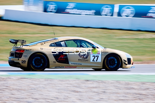 Rennwagen bei hoher Geschwindigkeit auf der Strecke