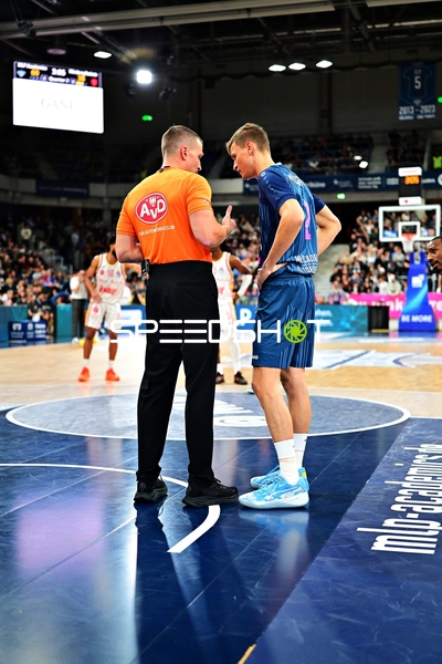 Schiedsrichter spricht mit Niklas Würzner (2; MLP Academics Heidelberg)