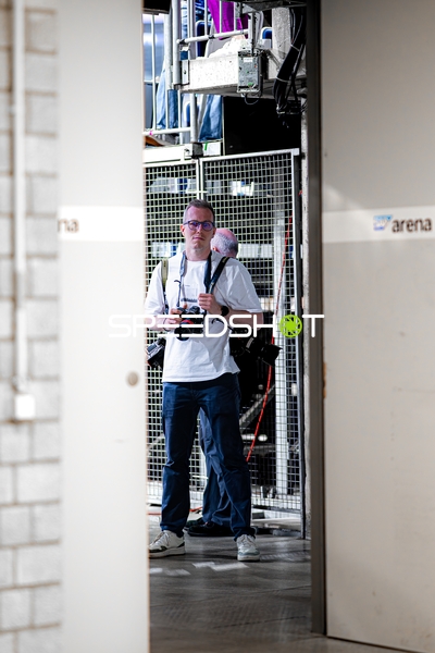 Offizielle Person mit Kamera