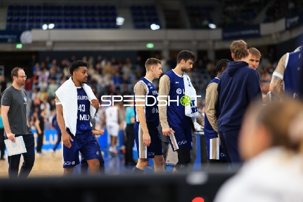 Spieler von MLP Academics Heidelberg am Spielfeldrand