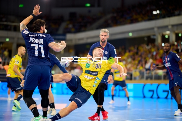 Spieler kämpfen um den Ball