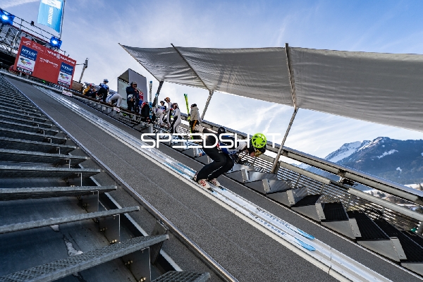 Skispringerin startet Sprung in Oberstdorf