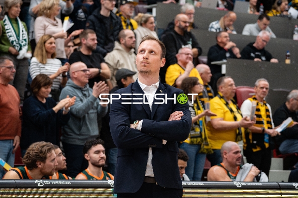 Szene mit Jacques Schneider (999; Gladiators Trier) und Spielern auf der Bank