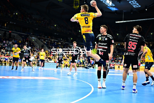 8; Rhein Neckar Löwen wirft aufs Tor