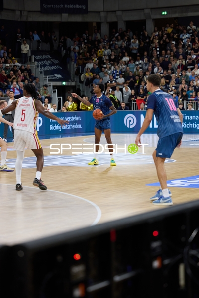 Michael Weathers (20; MLP Academics Heidelberg) mit Ball