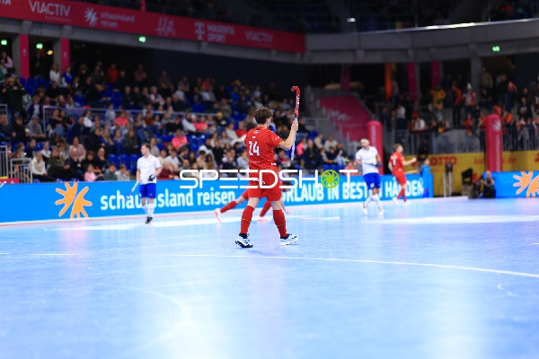 Thomas JOYE (24; Belgien) hebt Schläger