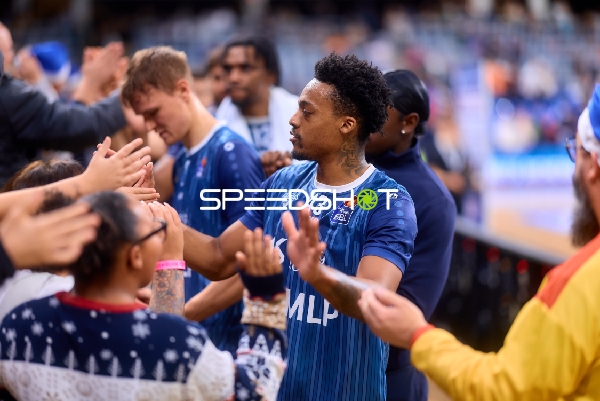 Szene mit Eric Reed Jr. (43; MLP Academics Heidelberg) und Niklas Würzner (2; MLP Academics Heidelberg)