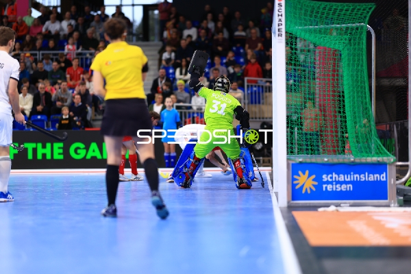 Torwart Lukas Stumpf (1; Deutschland) verteidigt im SNP-Dome