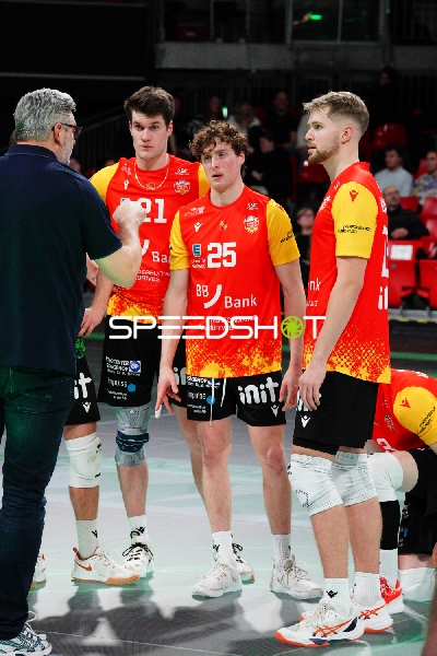 Coach spricht mit Spielern