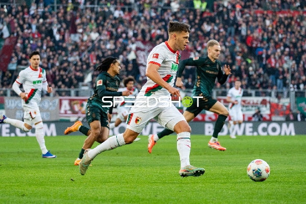 Spieler mit Ball in Aktion