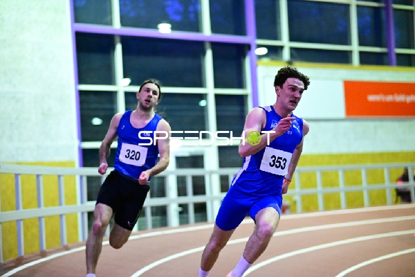 Läufer mit Startnummer 353 führt