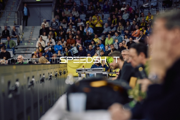 Zuschauer beobachten das Spiel