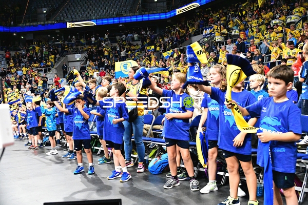 Fans und Kinder unterstützen Rhein Neckar Löwen