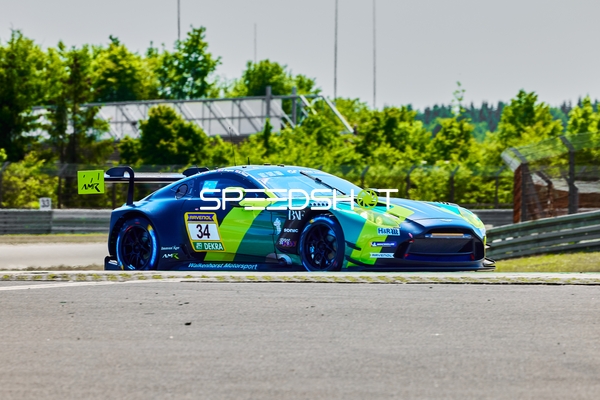 Rennfahrzeug auf der Rennstrecke