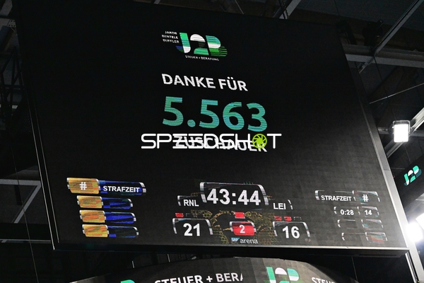 Anzeigetafel in der SAP Arena zeigt Spielstand, Spielzeit und Zuschauerzahl