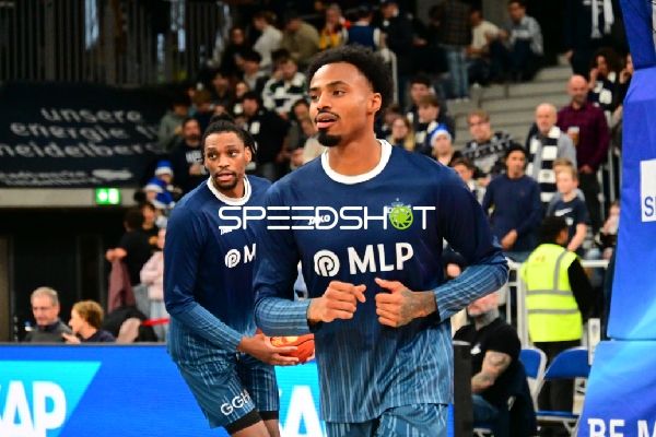 Michael Weathers (20; MLP Academics Heidelberg) und Osun Osunniyi (12; MLP Academics Heidelberg) in Aktion