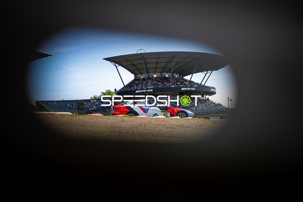 Rennfahrzeug auf der Rennstrecke