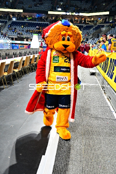 Fan-Szene mit Maskottchen