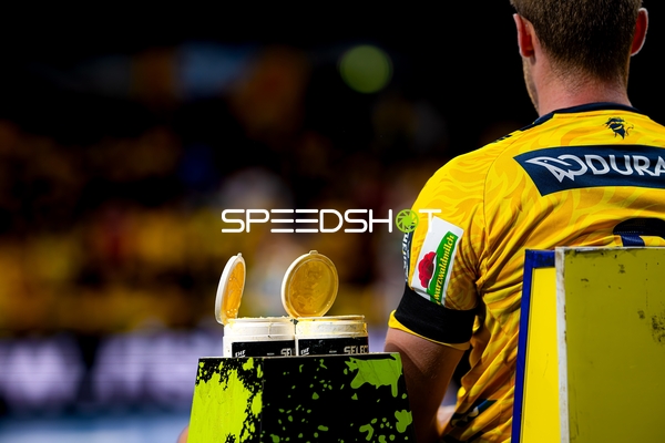 Spieler Mathias Larson (4; Rhein Neckar Löwen) auf der Bank