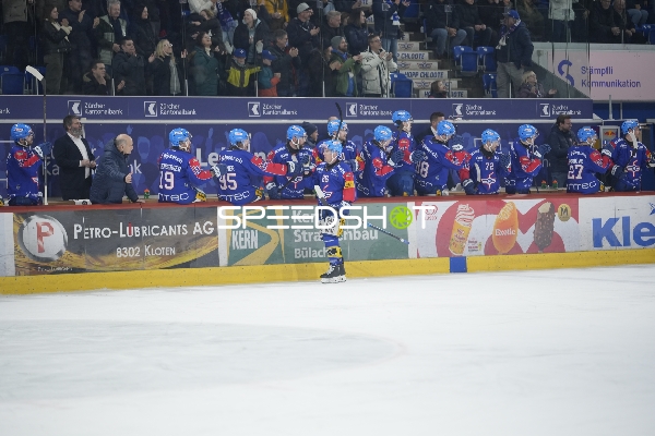 Tyler Morley (86; EHC Kloten) feiert mit Teamkollegen