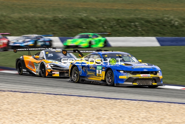 Zwei Fahrzeuge auf der Rennstrecke